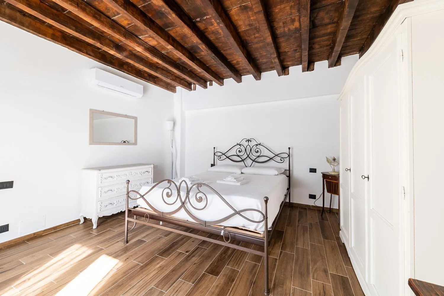 Giano Host - Gozzano, Simple Pleasures Apartment Genoa